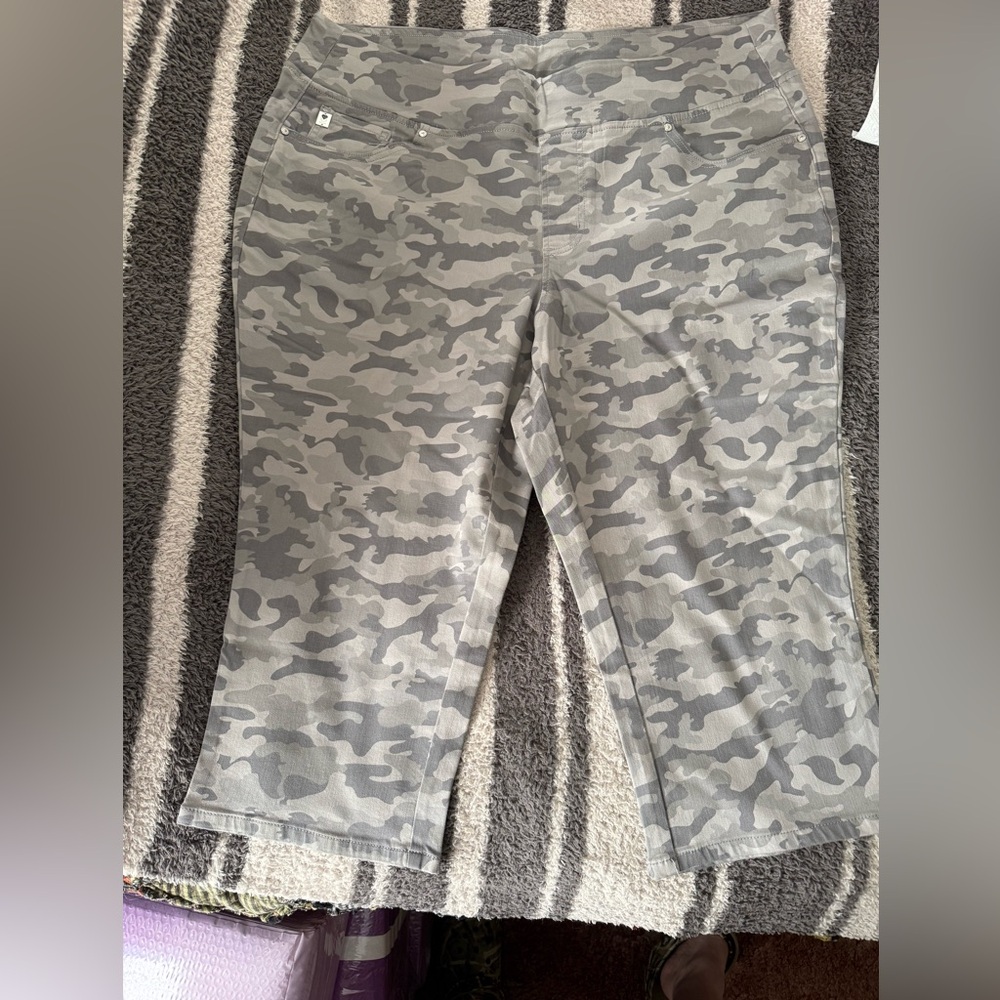NWOT KIM GRAVEL CAMO CAPRIS